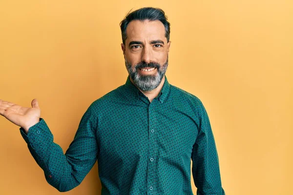 Mann Mittleren Alters Mit Bart Und Grauen Haaren Businesskleidung Lächelt — Stockfoto