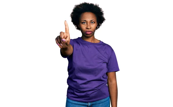 Afrikansk Amerikansk Kvinna Med Afro Hår Bär Casual Lila Shirt — Stockfoto