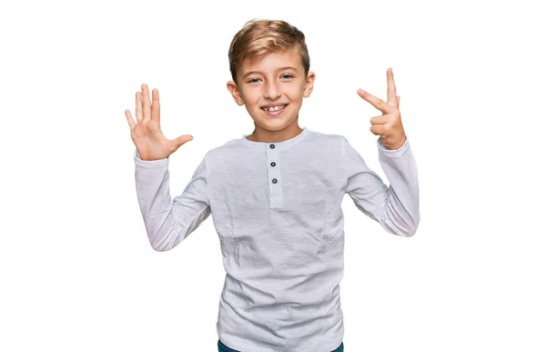 Маленький Білий Хлопчик Повсякденному Одязі Показує Вказує Пальцями Номер Вісімки — стокове фото