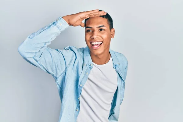Молодий Афроамериканець Одягнений Повсякденний Одяг Дуже Щасливий Посміхається Дивлячись Далеко — стокове фото