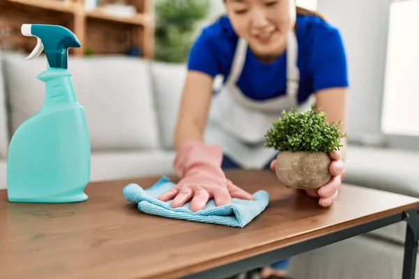 Ung Kinesisk Hemmafru Rengöringsbord Med Diffusor Och Trasa Hemma — Stockfoto