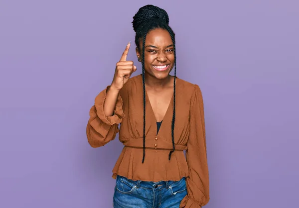 Jonge Afro Amerikaanse Vrouw Die Casual Kleren Draagt Wijzend Met — Stockfoto