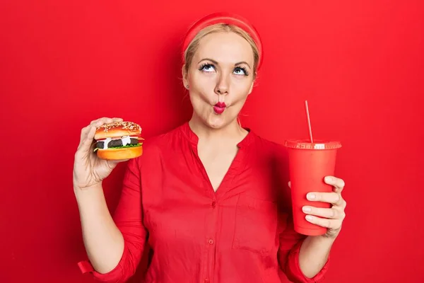 Junge Blonde Frau Die Einen Leckeren Klassischen Burger Mit Pommes — Stockfoto