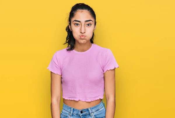 Menina Adolescente Hispânica Com Aparelho Dentário Vestindo Roupas Casuais Soprando — Fotografia de Stock