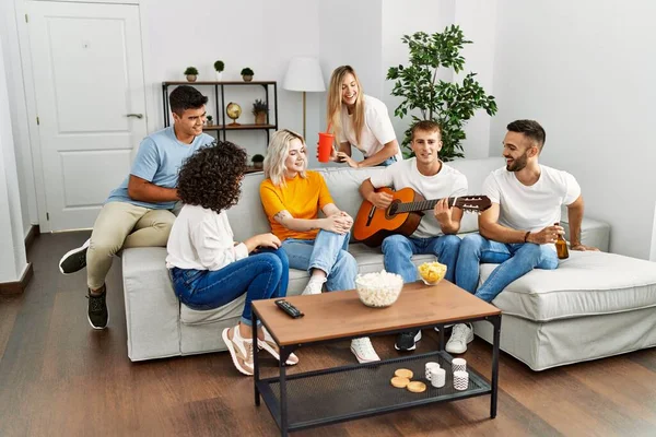 Gruppe Junger Freunde Auf Der Party Lächelt Glücklich Und Spielt — Stockfoto