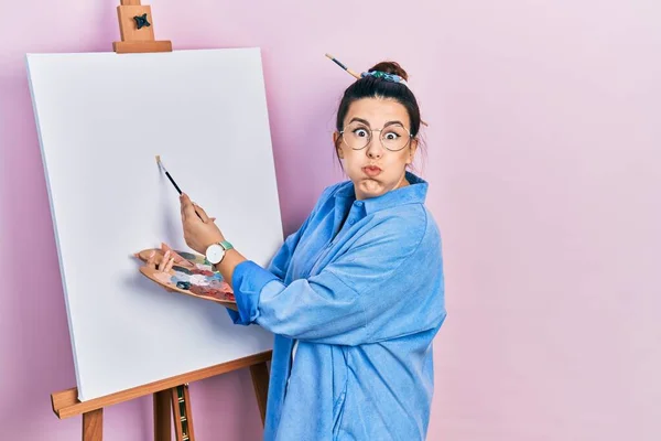 Ung Latinamerikansk Kvinna Stående Teckning Med Palett Målarstaffli Stå Puffande — Stockfoto