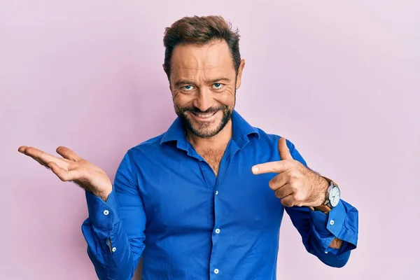 Hombre Mediana Edad Vistiendo Ropa Casual Sorprendido Sonriendo Cámara Mientras — Foto de Stock