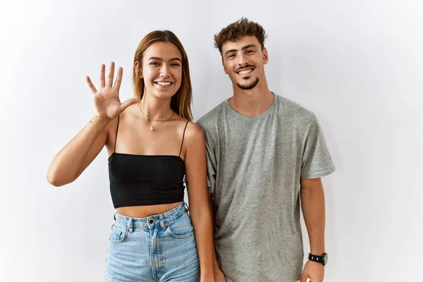 Jong Mooi Paar Staan Samen Geïsoleerde Achtergrond Tonen Wijzen Met — Stockfoto