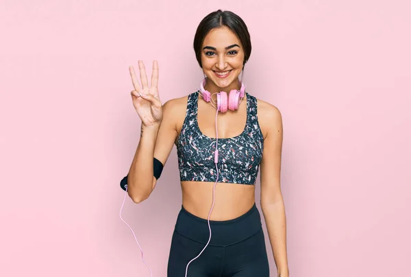 Hermosa Mujer Morena Con Ropa Gimnasio Uso Auriculares Que Muestran —  Fotos de Stock