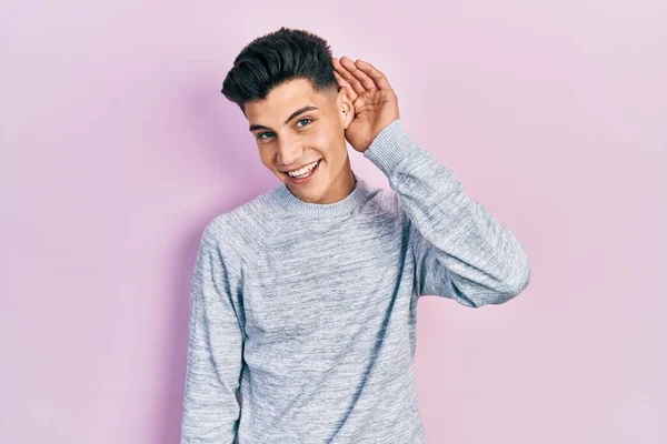 Joven Hispano Vestido Con Ropa Casual Sonriendo Con Mano Sobre —  Fotos de Stock