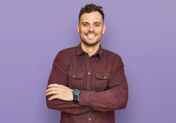 Jovem Hispânico Vestindo Roupas Casuais Rosto Feliz Sorrindo Com Braços — Fotografia de Stock