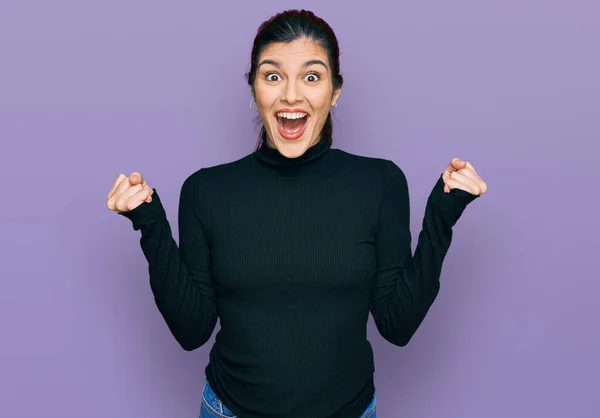 Mujer Hispana Joven Vestida Con Ropa Casual Celebrando Sorprendida Sorprendida — Foto de Stock