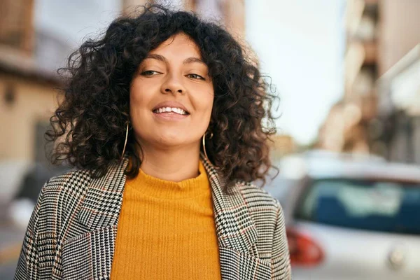 Ung Latinamerikansk Affärskvinna Ler Lycklig Stående Vid Staden — Stockfoto