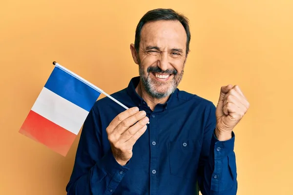 Latynos Średnim Wieku Trzymający Flagę Francji Krzycząc Dumni Świętując Zwycięstwo — Zdjęcie stockowe