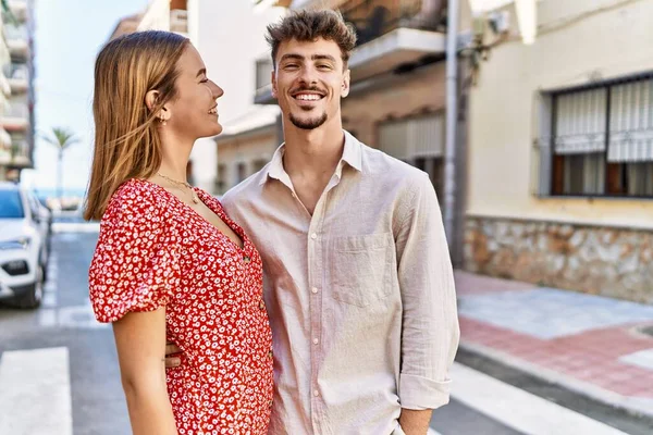 Giovane Coppia Ispanica Sorridente Felice Abbracciare Piedi Alla Città — Foto Stock