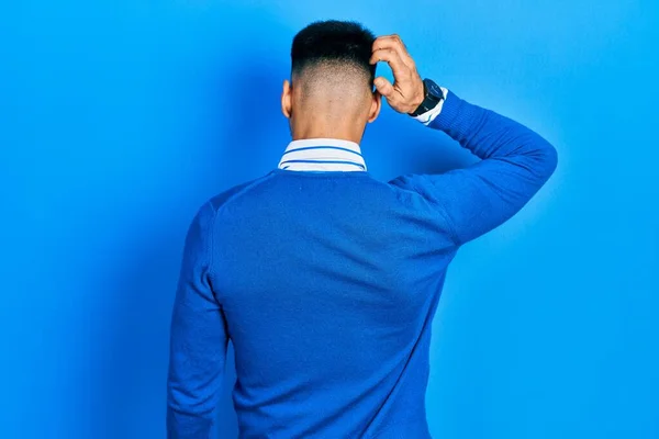 Joven Hombre Hispano Con Barba Usando Suéter Azul Casual Revés — Foto de Stock