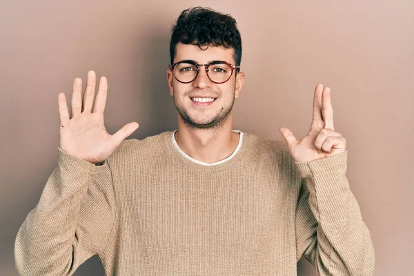 Joven Hombre Hispano Usando Ropa Casual Gafas Mostrando Señalando Con — Foto de Stock