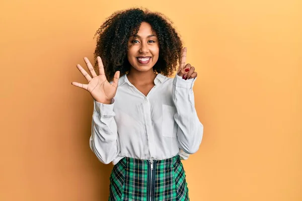 Mooi Afrikaans Amerikaans Vrouw Met Afro Haar Dragen Geleerde Rok — Stockfoto