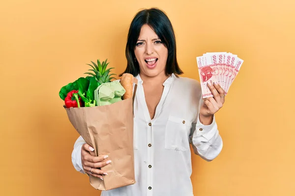 Jeune Femme Hispanique Tenant Des Épiceries Des Billets Banque Couronne — Photo