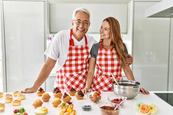 Casal Hispânico Meia Idade Sorrindo Doces Cozinha Felizes Cozinha — Fotografia de Stock