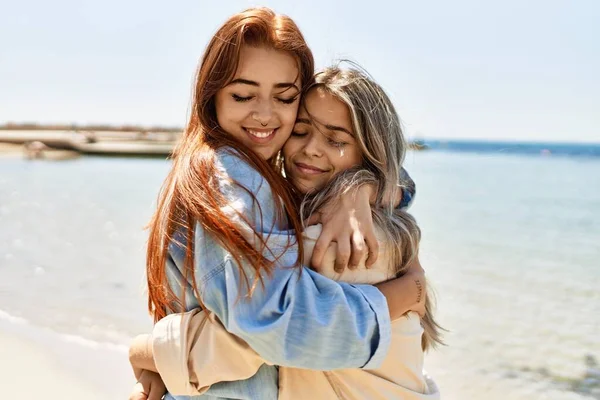 Δύο Νεαρές Λεσβίες Ερωτευμένες Στην Παραλία Όμορφες Γυναίκες Μαζί Στην — Φωτογραφία Αρχείου