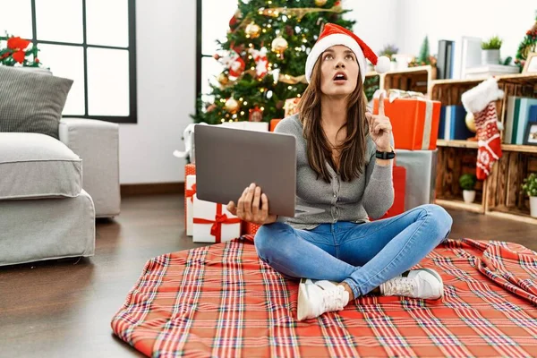 Νεαρή Λατίνα Γυναίκα Χρησιμοποιώντας Φορητό Υπολογιστή Κάθεται Από Χριστουγεννιάτικο Δέντρο — Φωτογραφία Αρχείου
