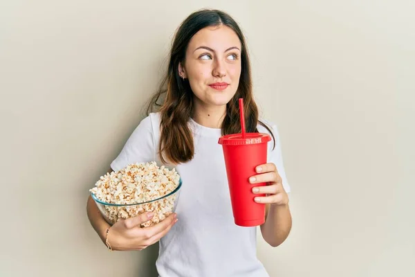 Ung Brunett Kvinna Äter Popcorn Och Dricka Läsk Ler Tittar — Stockfoto