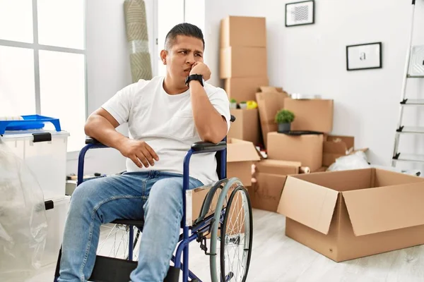 Junger Hispanischer Mann Der Rollstuhl Neuen Haus Sitzt Sieht Gestresst — Stockfoto