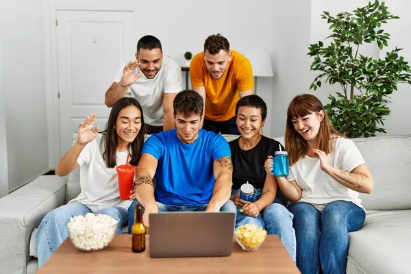 Gruppe Junger Freunde Lächelt Glücklich Beim Videoanruf Mit Laptop Hause — Stockfoto