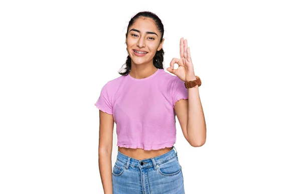 Menina Adolescente Hispânica Com Aparelho Dentário Vestindo Roupas Casuais Sorrindo — Fotografia de Stock