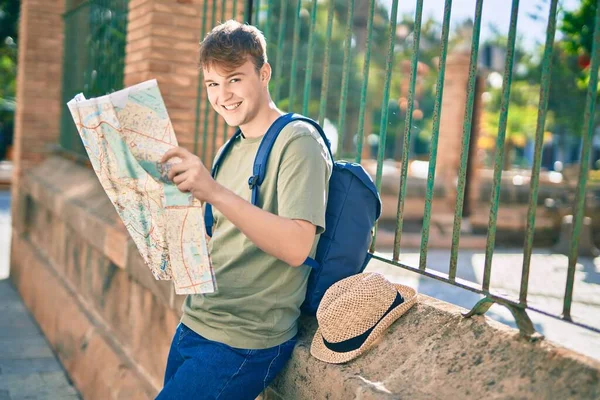 Jovem Caucasiano Turista Homem Sorrindo Feliz Segurando Mapa Cidade — Fotografia de Stock