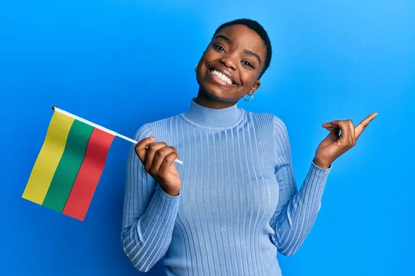 Giovane Donna Afroamericana Che Tiene Bandiera Della Lituania Sorridente Felice — Foto Stock