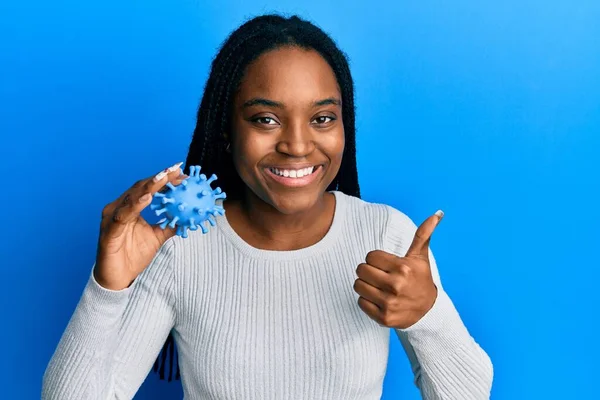 Africano Americano Mulher Com Trançado Cabelo Segurando Vírus Brinquedo Sorrindo — Fotografia de Stock