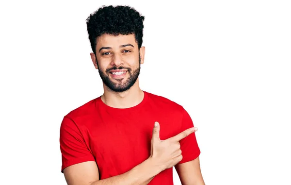 Hombre Árabe Joven Con Barba Vistiendo Camiseta Roja Casual Alegre —  Fotos de Stock