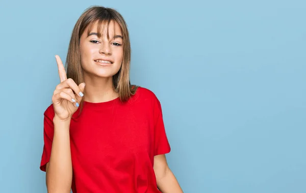 Tiener Blank Meisje Draagt Casual Rood Shirt Wijzen Vinger Omhoog — Stockfoto