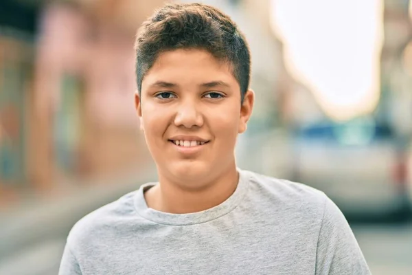 Adorabile Ragazzo Latino Sorridente Felice Piedi Alla Città — Foto Stock