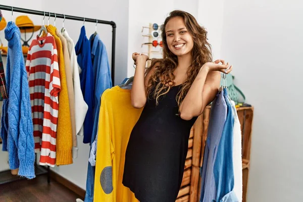 Jonge Spaanse Klant Vrouw Glimlachend Gelukkig Holding Hanger Met Kleren — Stockfoto