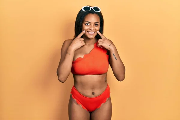 Ung Afrikansk Amerikansk Flicka Klädd Bikini Leende Med Öppen Mun — Stockfoto