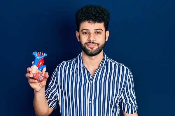 Ung Arabisk Man Med Skägg Håller Hjärta Organ Tänkande Attityd — Stockfoto