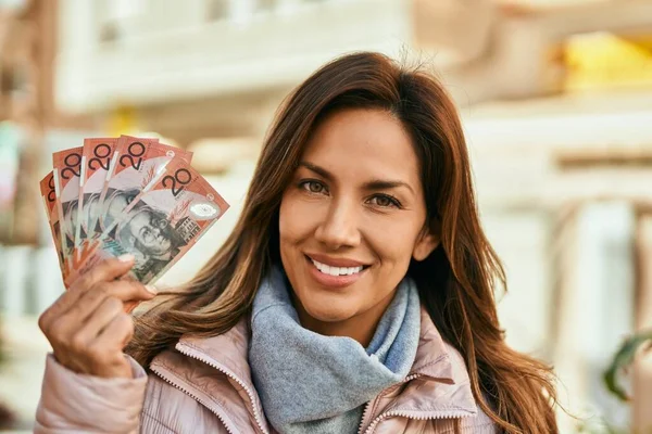 Wanita Muda Hispanik Tersenyum Bahagia Memegang Australian Dolar Kota — Stok Foto
