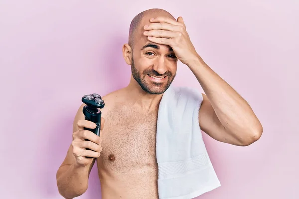 Junger Glatzköpfiger Mann Ohne Hemd Mit Rasiermesser Gestresst Und Frustriert — Stockfoto