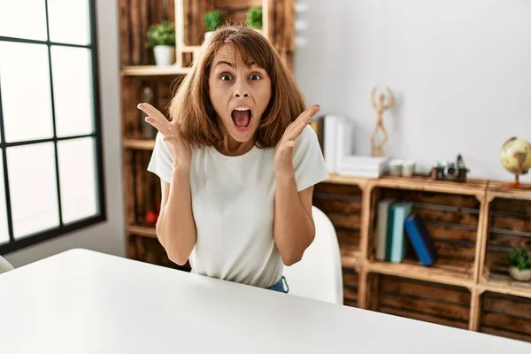 Menina Caucasiana Jovem Vestindo Roupas Casuais Sentado Mesa Casa Comemorando — Fotografia de Stock