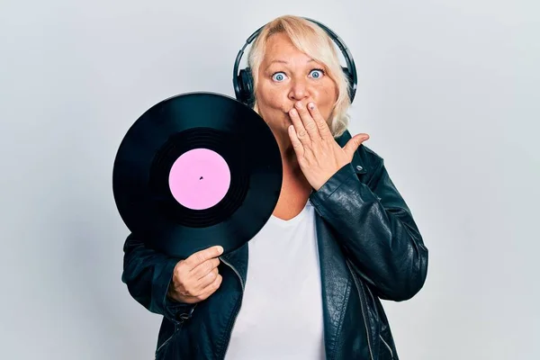 Medelålders Blond Kvinna Som Håller Vinylskiva Med Hörlurar Som Täcker — Stockfoto