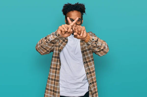 Jovem Afro Americano Com Barba Vestindo Roupas Casuais Óculos Expressão — Fotografia de Stock