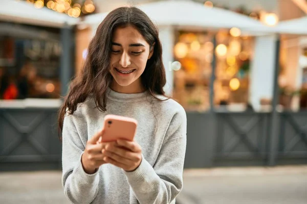 Jovem Menina Oriente Médio Sorrindo Feliz Usando Smartphone Cidade — Fotografia de Stock