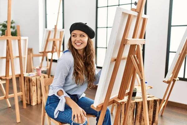 Joven Artista Hispana Pintando Sobre Lienzo Estudio Arte Mirando Hacia —  Fotos de Stock