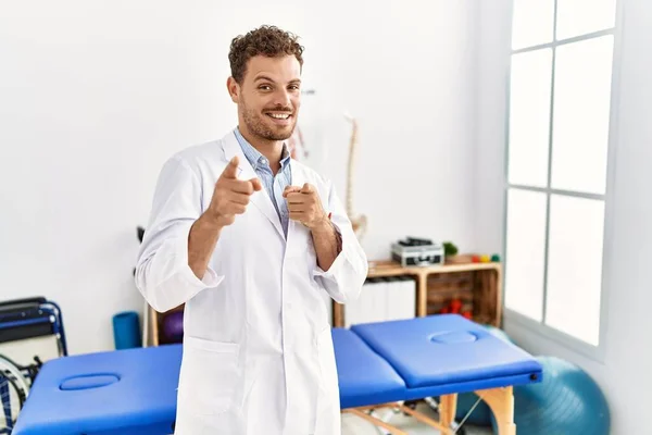 Schöner Junger Mann Der Einer Schmerzklinik Arbeitet Und Mit Fröhlichem — Stockfoto