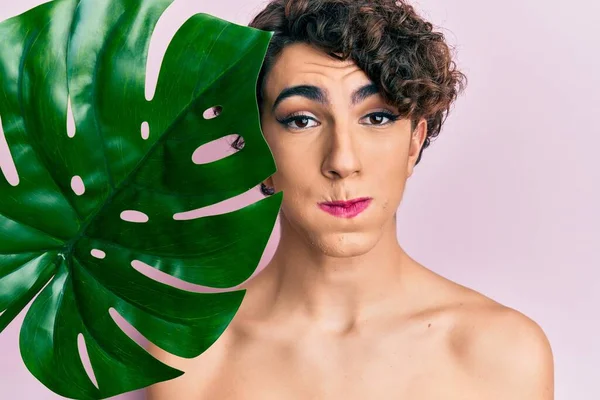 Hombre Joven Con Mujer Maquillaje Sosteniendo Hoja Planta Verde Cerca —  Fotos de Stock