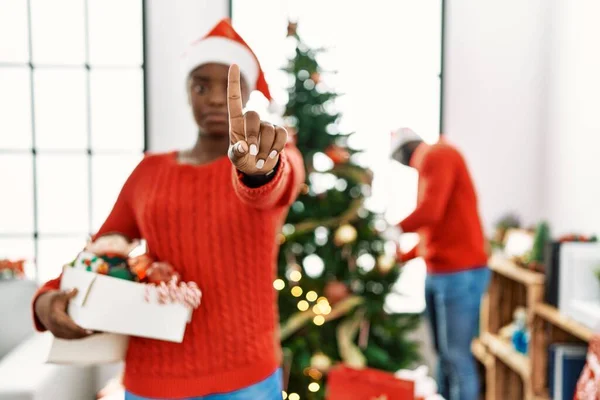 Jovem Casal Afro Americano Junto Árvore Natal Apontando Com Dedo — Fotografia de Stock