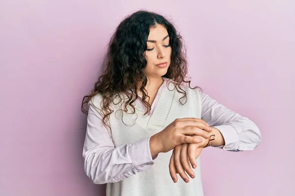 Jeune Femme Brune Aux Cheveux Bouclés Portant Des Vêtements Décontractés — Photo